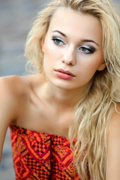 Porträtt av en vacker ung blond flicka — Stockfoto