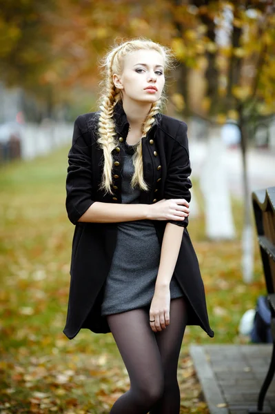 Jovem menina bonita no fundo do outono — Fotografia de Stock