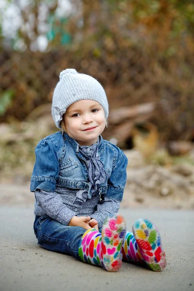 Gyönyörű kislány farmernadrág szabadtéri — Stock Fotó
