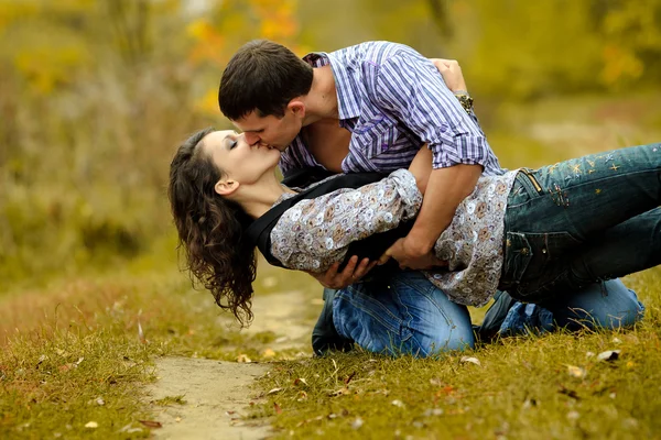 Retrato de una pareja enamorada en el fondo de otoño — Foto de Stock