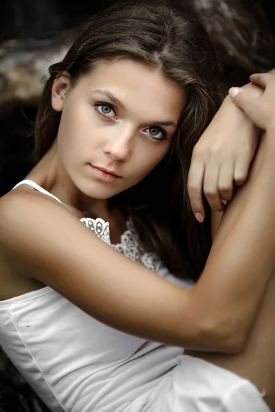 Porträtt av en vacker flicka i skjortan med spets — Stockfoto