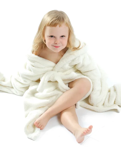 Lilla söta tjejen i morgonrock isolerad på en vit bakgrund — Stockfoto