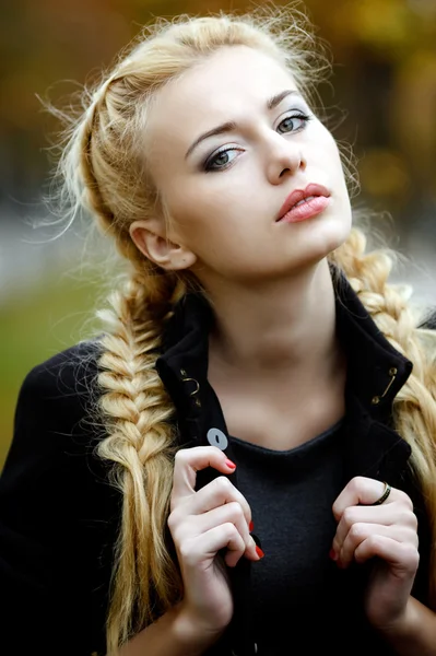 Krásná mladá dívka v podzimní pozadí Royalty Free Stock Obrázky