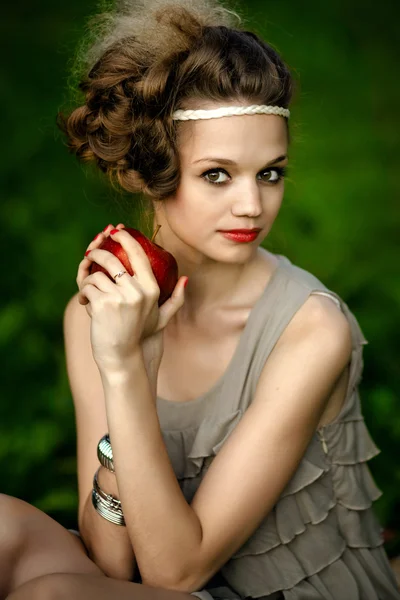 Mulher de moda bonita com maçã na mão — Fotografia de Stock