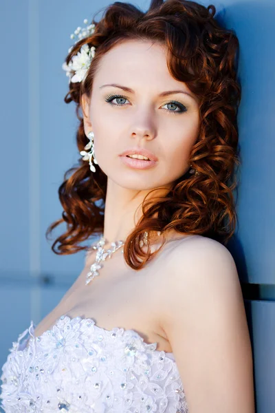 Porträtt av den unga vackra bruden — Stockfoto