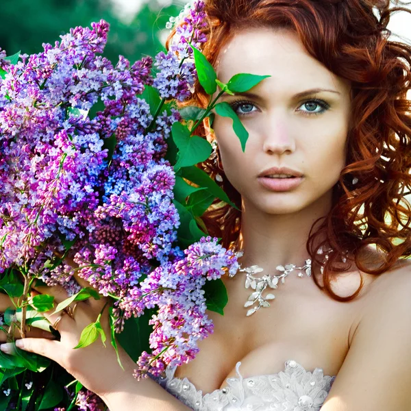 Portrait of a bride with a bouquet of lilacs — Stock Photo, Image
