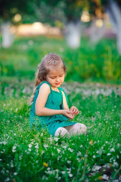 Portret van een klein meisje in de zomer sarafan — Stockfoto