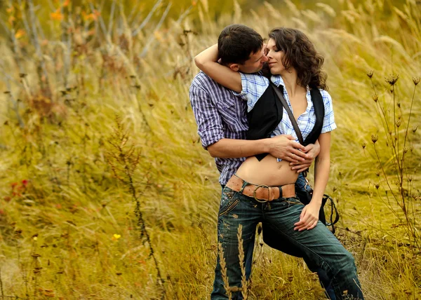 Ritratto di una coppia innamorata in autunno — Foto Stock