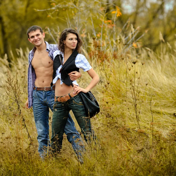Portret van een paar in liefde in herfst achtergrond — Stockfoto