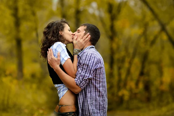 Portret van een paar in liefde in herfst achtergrond — Stockfoto
