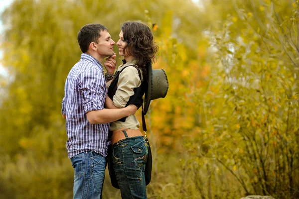 Ritratto di una coppia innamorata in autunno — Foto Stock