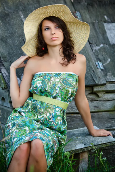Όμορφο κορίτσι σε ένα ψάθινο καπέλο για μια βόλτα στην ύπαιθρο — Φωτογραφία Αρχείου