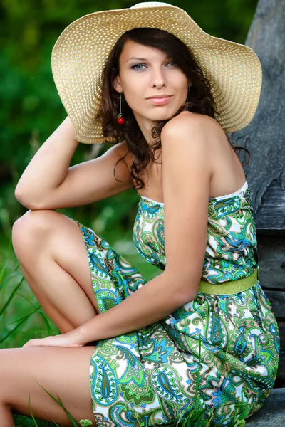 Krásná dívka v slaměný klobouk na procházku v přírodě — Stock fotografie