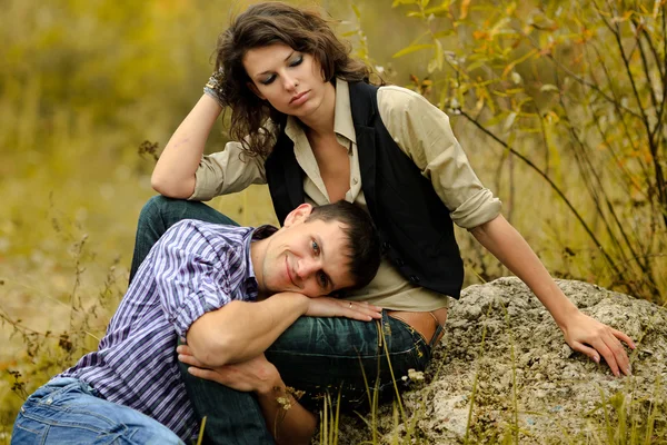 Портрет влюбленной пары на осеннем фоне — стоковое фото