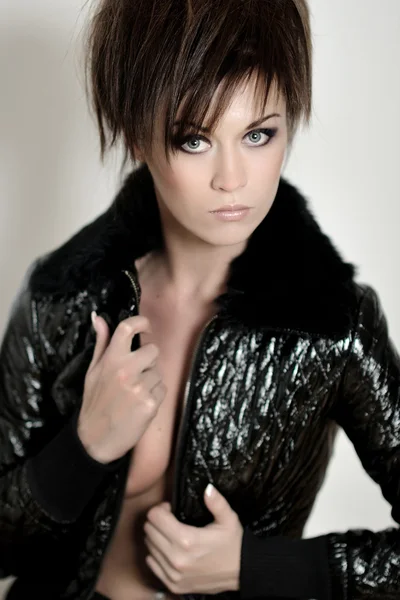 Красивая молодая женщина с ярким макияжем и кожаной курткой — стоковое фото