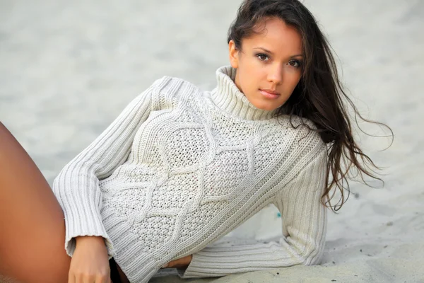 秋の砂浜に美しい若い女性 — ストック写真