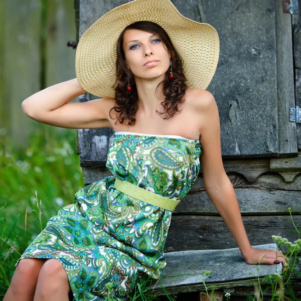Hermosa chica en un sombrero de paja para un paseo por el campo — Foto de Stock