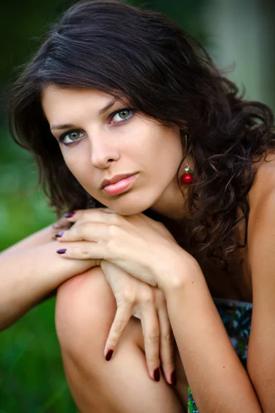Glamoureuze portret van een mooie jonge vrouw — Stockfoto