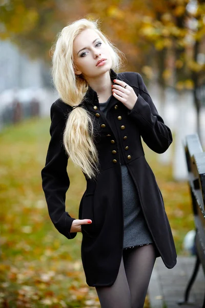 年轻漂亮的女孩在秋天背景 — 图库照片