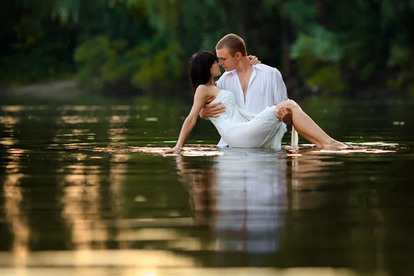 Krásný mladý pár ve vodě — Stock fotografie