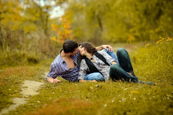 Porträtt av ett par i kärlek i höst bakgrund — Stockfoto