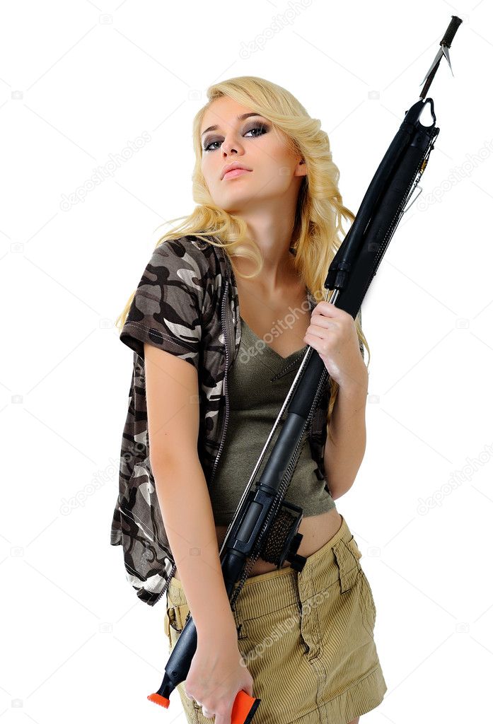 水中の銃を持つ美しいブロンドの女の子の肖像画 ストック写真 C Zagorodnaya