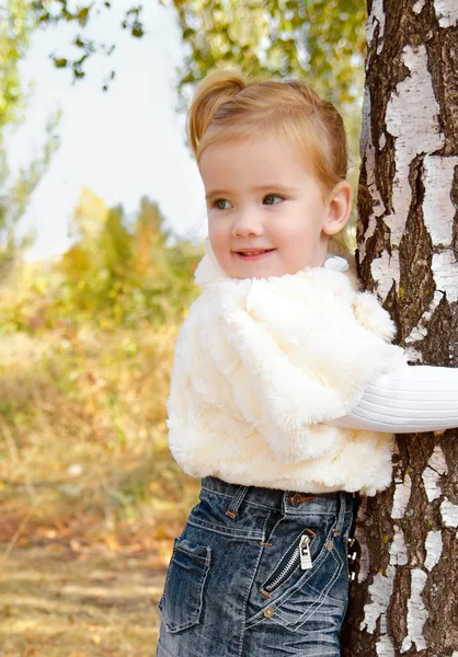 Jesienny portret uroczej dziewczynki rasy białej — Zdjęcie stockowe