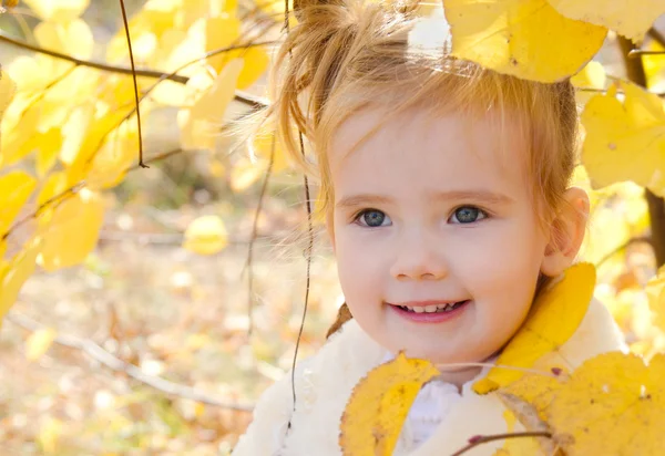 Höstporträtt av söt liten kaukasiska flicka — Stockfoto