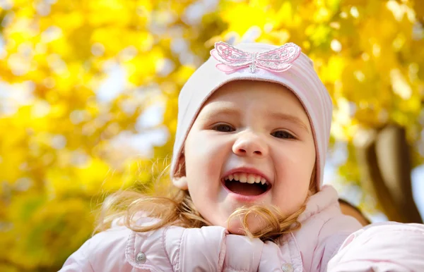सुंदर छोटी काकेशियन लड़की का शरद ऋतु चित्र — स्टॉक फ़ोटो, इमेज