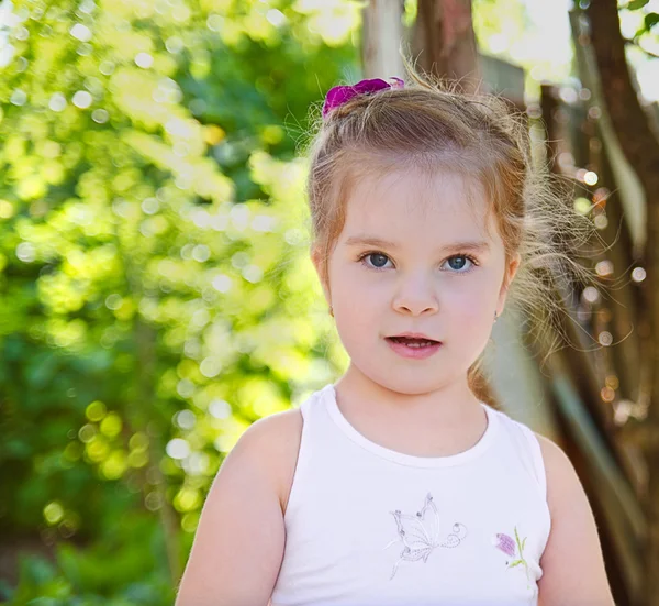 Sevimli küçük beyaz kız portresi — Stok fotoğraf
