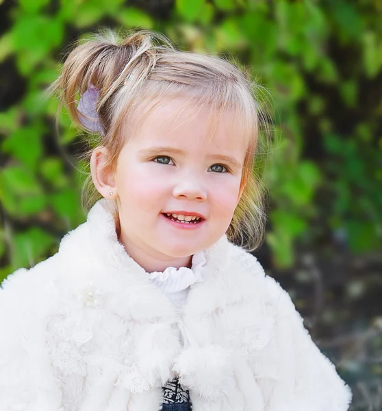 Porträt eines süßen kleinen Mädchens draußen — Stockfoto