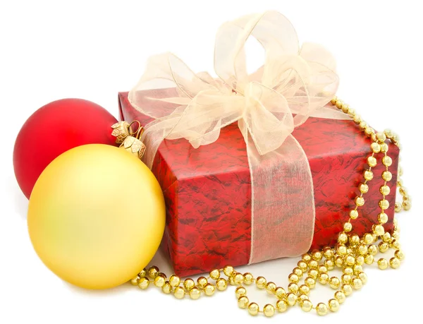 Золоті та червоні різдвяні кульки та коробка — стокове фото