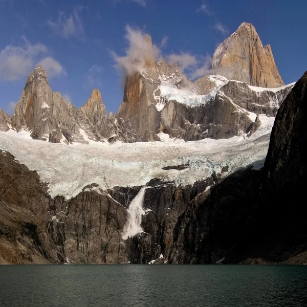 Schneelawine unterhalb des Cerro fitz roy tower, los glaciares nationa — Stockfoto
