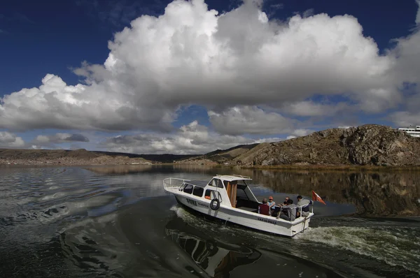 V motorovém člunu plavba na jezeře Titicaca; Peru — Stock fotografie