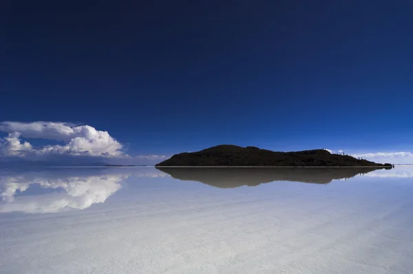 Isla paradisíaca espejo de agua mágica reflejo — Foto de Stock