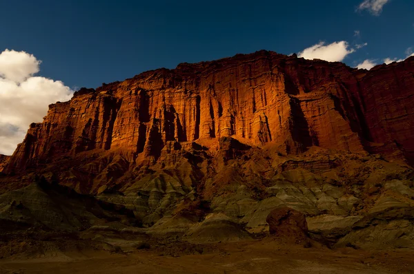 Rode klif muur in Ischigualastobekken Nationaal Park; Argentinië — Stockfoto