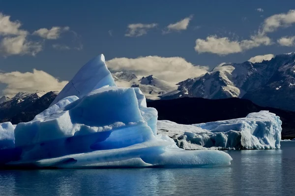 Melting iceberg from dyeing glacier drifting away on Argentino l — Stok fotoğraf