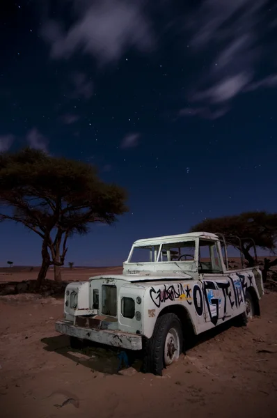Broken stranded off-road vehicle, middle of the desert, by nigh — Stock Photo, Image