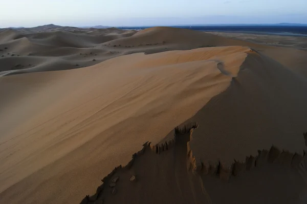 Déplacement des dunes du désert au lever du soleil — Photo