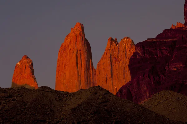 Red Torres del Paine towers at sunrise, Torres del Paine nationa — Stock Photo, Image