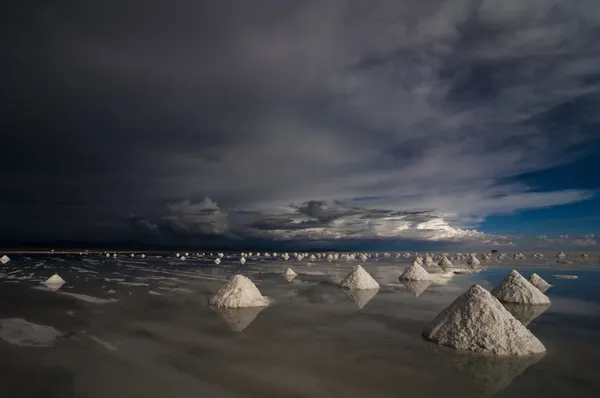 Salt exploitation pyramids in salar de uyuni salt desert, bolivi — Stock Photo, Image