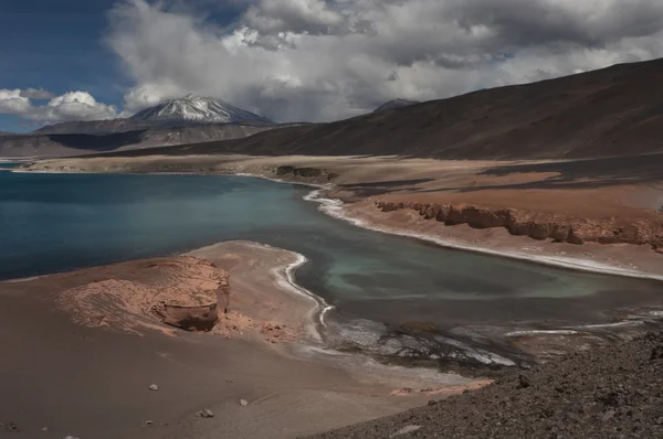 Озеро Лагуна-Верде возле вулкана Охос-дель-Саладо, Чили — стоковое фото
