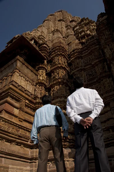 Turystów dziwić się świątynie khajuraho, madhya pradesh, Indie — Zdjęcie stockowe