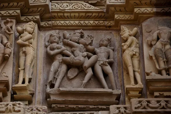 官能的な彫刻としてインド、マディヤ ・ プラデーシュ州、カジュラホの寺院で — ストック写真