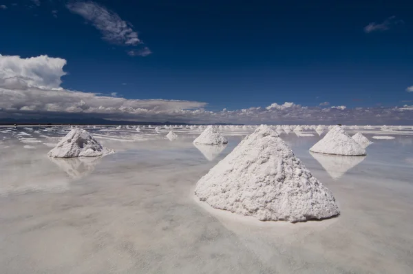 Salt utnyttjande pyramiderna i salar de uyuni salt desert, bolivi Stockfoto