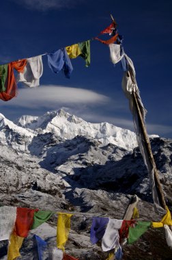 Dua bayrakları ve himalaya dağ tepe khangchengdzonga (Kangchenjunga)