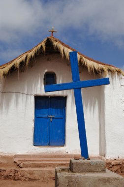 küçük beyaz kilise önünde Mavi Haç