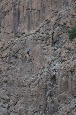 bir kişi rockclimbing etkileyici dağ taş duvar
