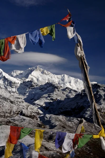 Flagi modlitewne i khangchengdzonga (alpejskim) szczyt w gór Himalaje — Zdjęcie stockowe