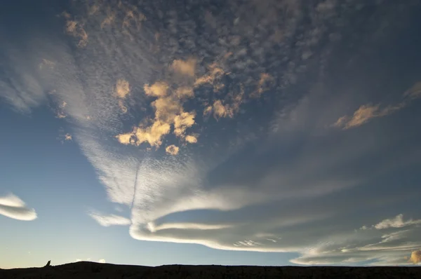Üzerinde mavi gökyüzü güzel bulut formasyonları — Stok fotoğraf
